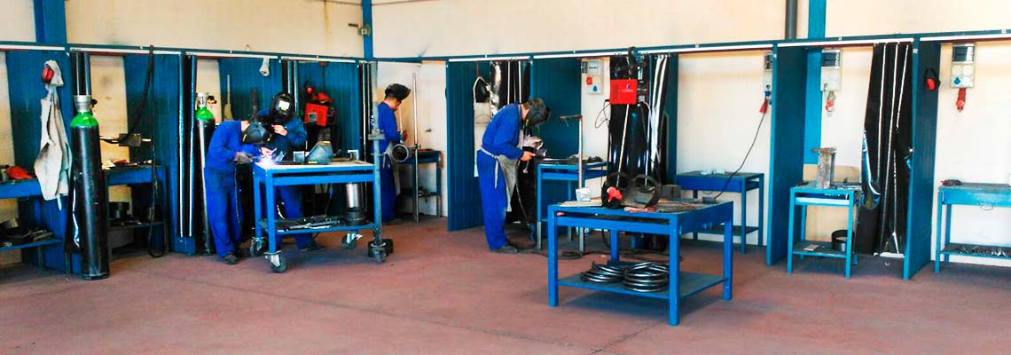 Imagen de alumnos en plena formación, haciendo uso de la maquinaria de Formación Industrial Núñez Rivas